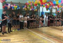 Uczniowie spędzili noc w „Dwójce” – ZDJĘCIA