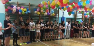 Uczniowie spędzili noc w „Dwójce” – ZDJĘCIA