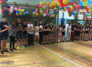 Uczniowie spędzili noc w „Dwójce” – ZDJĘCIA