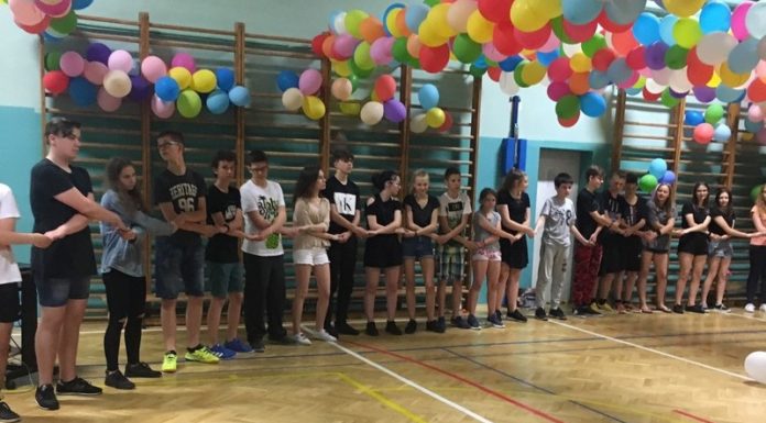 Uczniowie spędzili noc w „Dwójce” – ZDJĘCIA