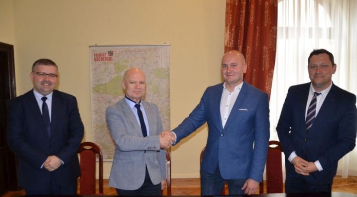 Podpisano umowę. 5 mln zł na przebudowę dróg na południu powiatu bocheńskiego