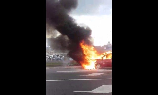 Samochód spłonął na drodze w Targowisku – WIDEO