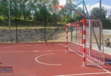 Absurd na os. Jana. Bramka na boisku do koszykówki