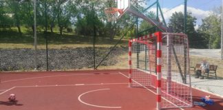 Absurd na os. Jana. Bramka na boisku do koszykówki