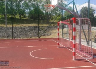 Absurd na os. Jana. Bramka na boisku do koszykówki