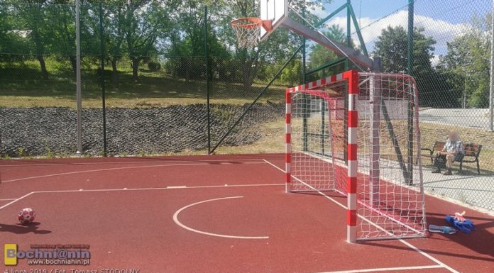 Absurd na os. Jana. Bramka na boisku do koszykówki