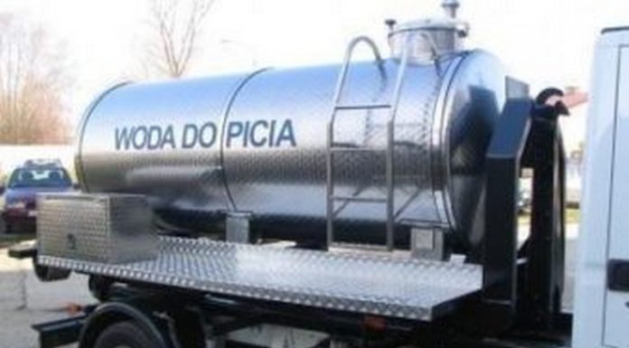 Łapanów. Skażenie wodociągu. Gmina ustawia beczki z wodą