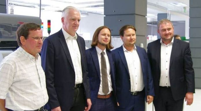 Wicepremier Gowin z wizytą w fabryce grupy Igloo. Spotkał się też z samorządowcami