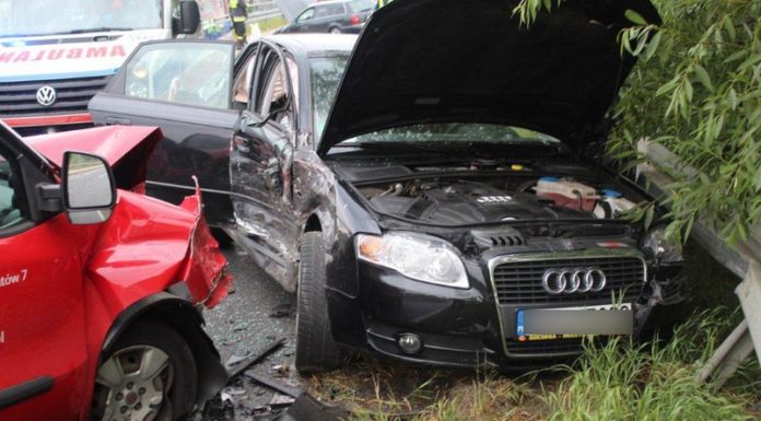 Groźna kolizja 3 pojazdów na ul. Wiśnickiej – ZDJĘCIA