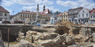 Archeolodzy ponownie na Rynku. Czym się zajmują? – ZDJĘCIA