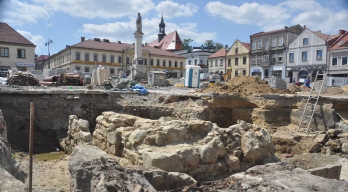 Archeolodzy ponownie na Rynku. Czym się zajmują? – ZDJĘCIA