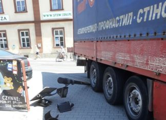 Bochnia. Ciężarówka rozjechała sygnalizator świetlny