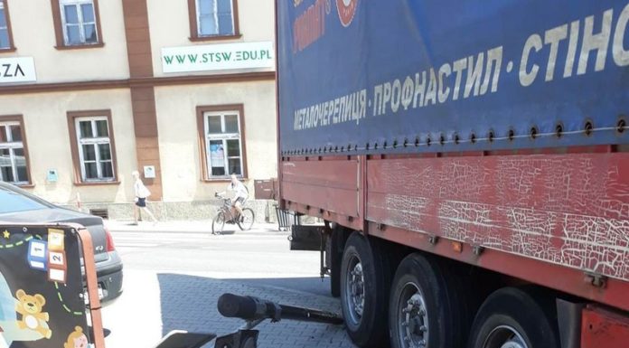 Bochnia. Ciężarówka rozjechała sygnalizator świetlny