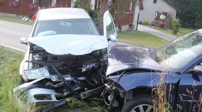 Czołowe zderzenie w Bytomsku. Dwie osoby ranne