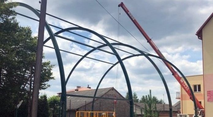 W Dziewinie powstaje namiotowa hala sportowa