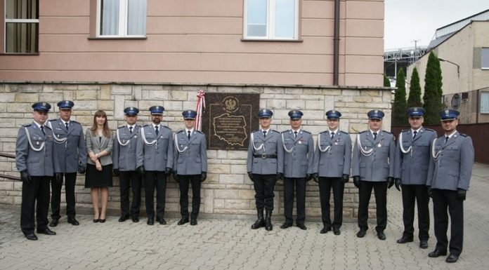Policja świętuje 100 lat. W Bochni odsłonięto tablicę – ZDJĘCIA