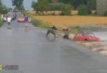 Małym fiatem chciał przejechać zalaną drogę. Woda porwała auto – WIDEO