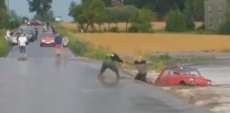 Małym fiatem chciał przejechać zalaną drogę. Woda porwała auto – WIDEO