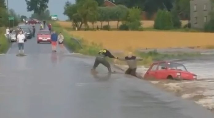 Małym fiatem chciał przejechać zalaną drogę. Woda porwała auto – WIDEO