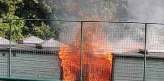 Os. Niepodległości w Bochni. Pożar budynku na „Orliku” – ZDJĘCIA