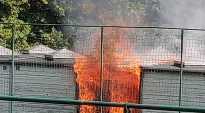 Os. Niepodległości w Bochni. Pożar budynku na „Orliku” – ZDJĘCIA