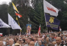 Grupa z Bochni na wiecu poparcia dla abpa Jędraszewskiego, który mówił o „tęczowej zarazie”