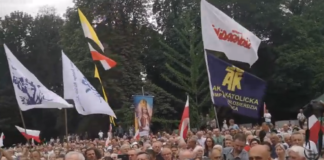 Grupa z Bochni na wiecu poparcia dla abpa Jędraszewskiego, który mówił o „tęczowej zarazie”