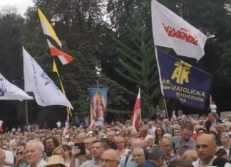 Grupa z Bochni na wiecu poparcia dla abpa Jędraszewskiego, który mówił o „tęczowej zarazie”