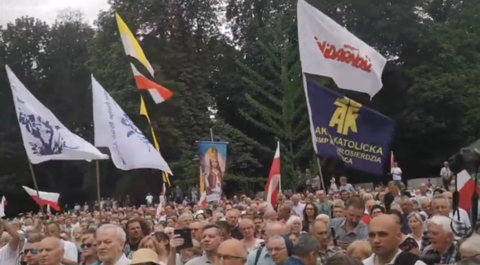 Grupa z Bochni na wiecu poparcia dla abpa Jędraszewskiego, który mówił o „tęczowej zarazie”