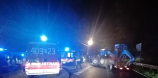 Stary Wiśnicz. Zderzenie skutera z traktorem. Dwóch nastolatków rannych