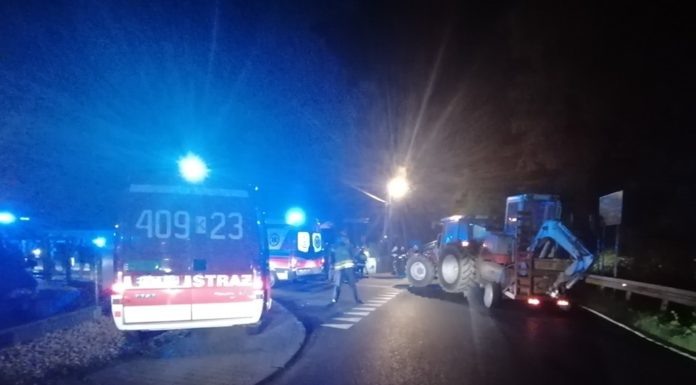 Stary Wiśnicz. Zderzenie skutera z traktorem. Dwóch nastolatków rannych