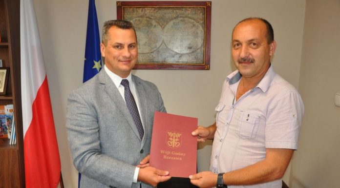 Gmina Rzezawa. W Łazach rusza budowa wielofunkcyjnego boiska sportowego