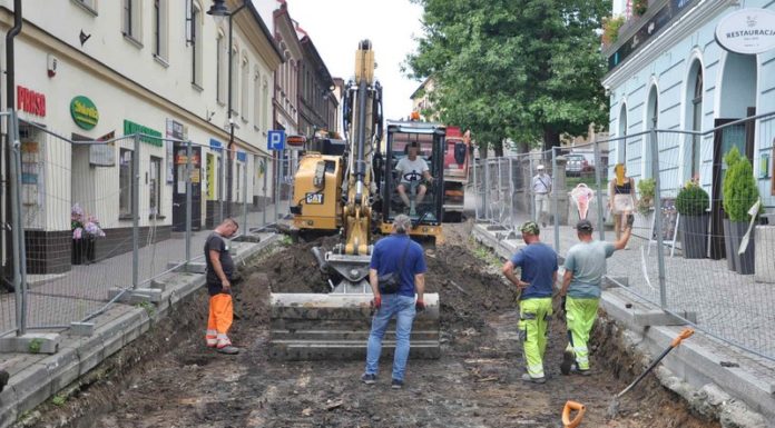 Rewitalizacja. Wznowiono prace na pl. św. Kingi – ZDJĘCIA i WIDEO