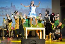 Park Uzbornia. Spektakl „Alicja w krainie Bochnia” – ZDJĘCIA