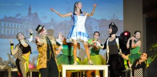 Park Uzbornia. Spektakl „Alicja w krainie Bochnia” – ZDJĘCIA
