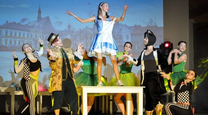 Park Uzbornia. Spektakl „Alicja w krainie Bochnia” – ZDJĘCIA