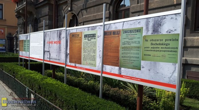 Wrzesień 1939 – wystawa przed budynkiem starostwa