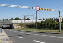 Ul. Wygoda. Głupi żart? Blachy na bramownicach „oszukują” kierowców