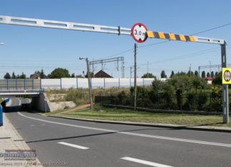 Ul. Wygoda. Głupi żart? Blachy na bramownicach „oszukują” kierowców