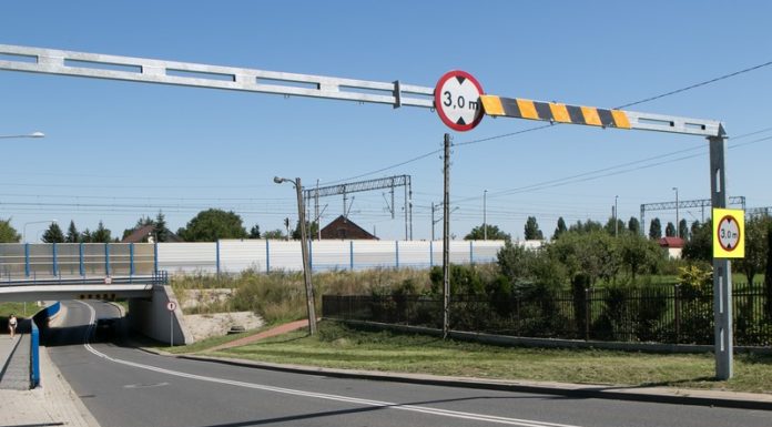 Ul. Wygoda. Głupi żart? Blachy na bramownicach „oszukują” kierowców