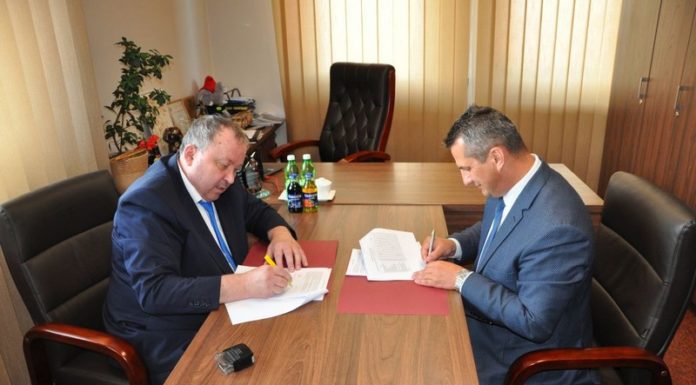 Gmina Rzezawa. Umowa na budowę sali gimnastycznej w Krzeczowie podpisana – WIZUALIZACJE