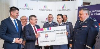 500 tys. zł dla policji na zakup smartfonów dla dzielnicowych