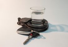 Włożył do bagażnika butelkę po piwie i odjechał. Zauważył to policjant