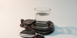 Włożył do bagażnika butelkę po piwie i odjechał. Zauważył to policjant