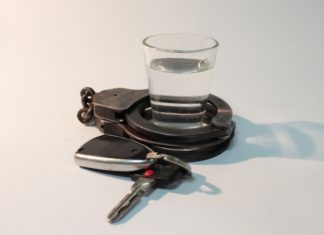 Włożył do bagażnika butelkę po piwie i odjechał. Zauważył to policjant