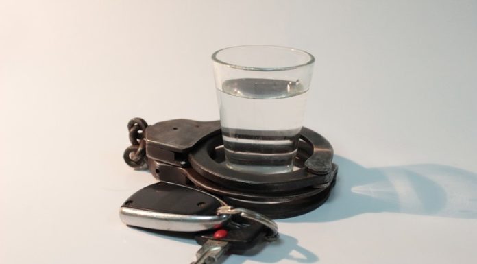 Włożył do bagażnika butelkę po piwie i odjechał. Zauważył to policjant