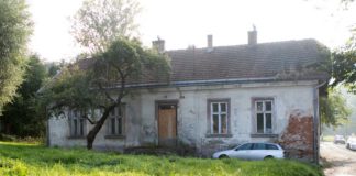 Parkingi. Rozbiórka domu przy ul. Sądeckiej jednak nie w tym roku? Oferty za wysokie