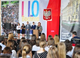 Nowy rok szkolny. Dyrektor I LO powitała uczniów w „liceum nocnej zmiany” – ZDJĘCIA