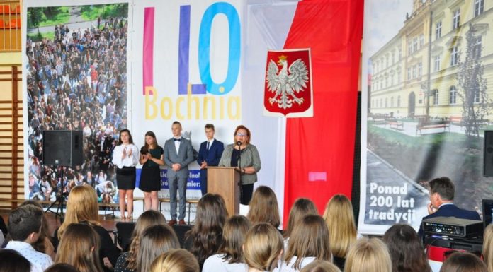 Nowy rok szkolny. Dyrektor I LO powitała uczniów w „liceum nocnej zmiany” – ZDJĘCIA