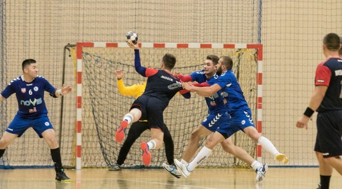 Ręczna. Porażka w pierwszym meczu sezonu – MOSiR uległ Wiśle Sandomierz – ZDJĘCIA